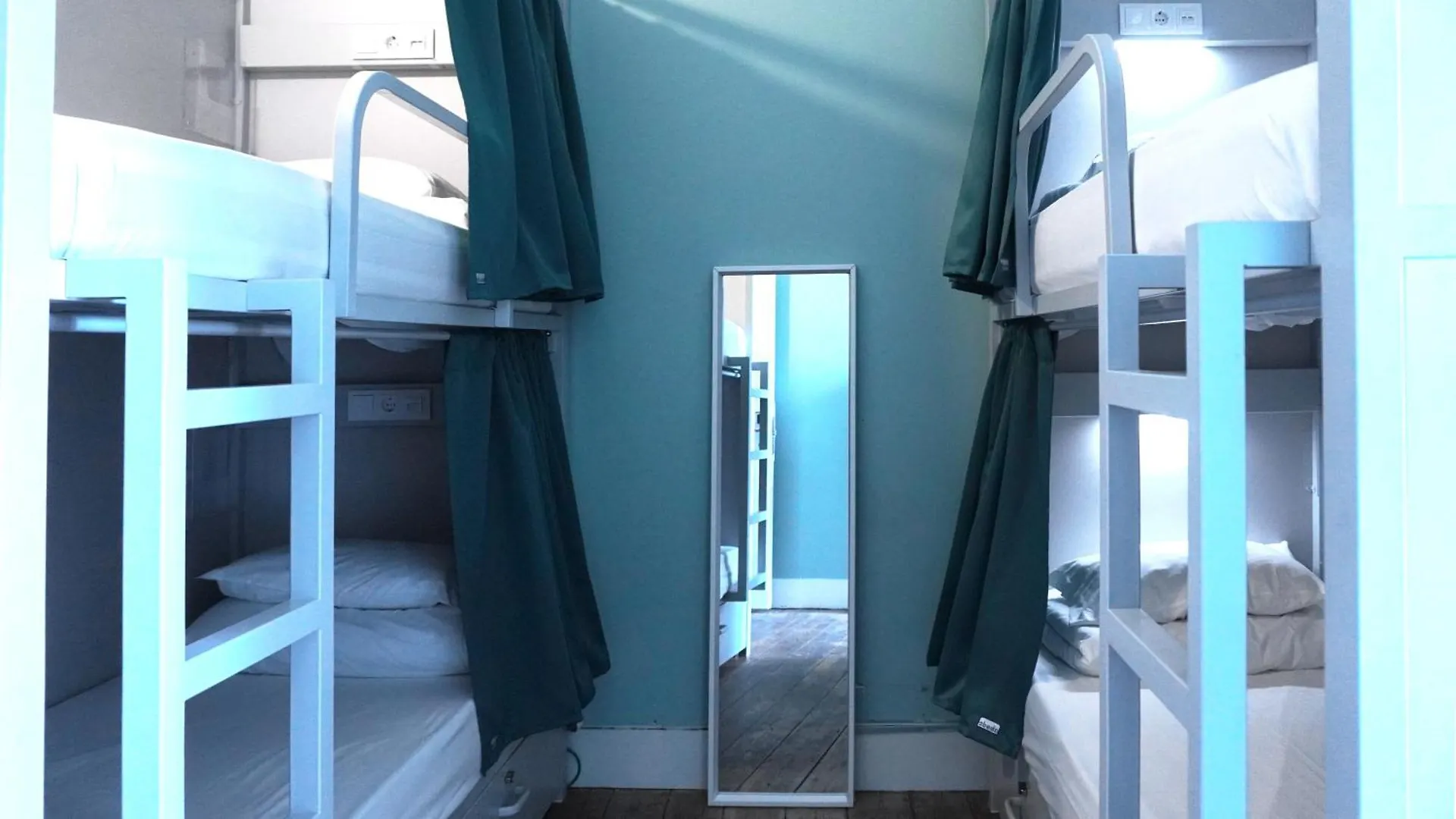 Green Heart Hostel Лиссабон